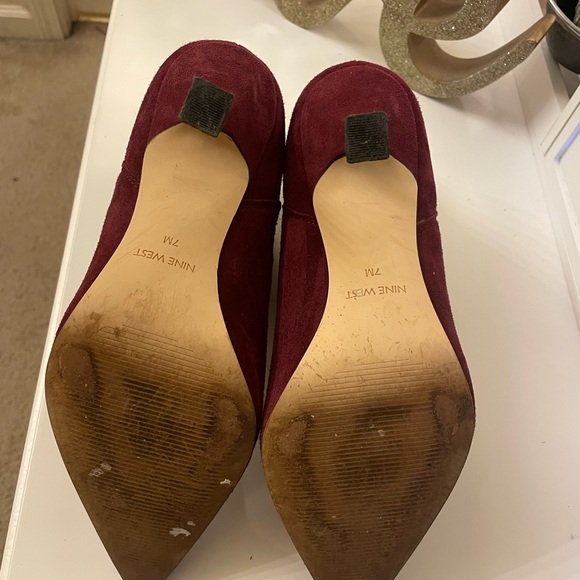 NINE WEST Women's Sofia Ankle Bootie. Burgandy. Size 7. Heel height appx 3.5inch - Picture 12 of 16